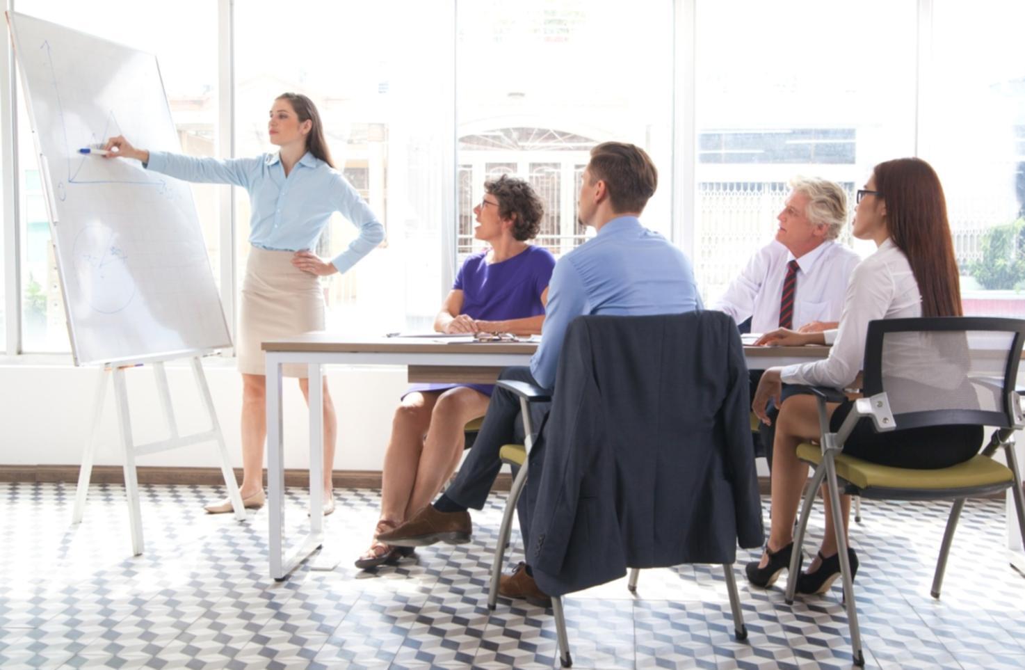 Session de formation en analyse budgétaire avec participants travaillant sur études de cas réels